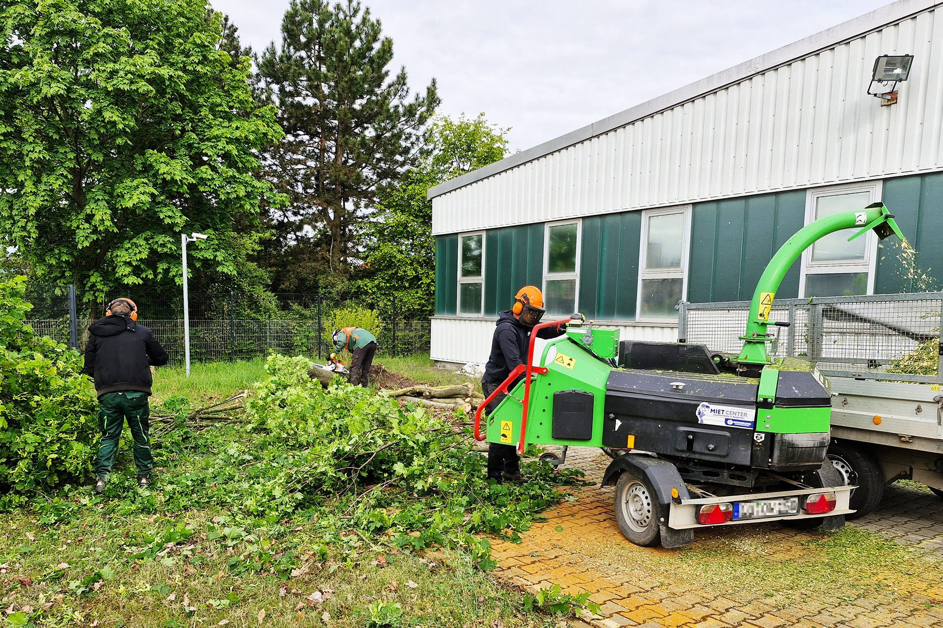 Umweltgerechte Entsorgung und Recycling von Schnittgut und Holz.