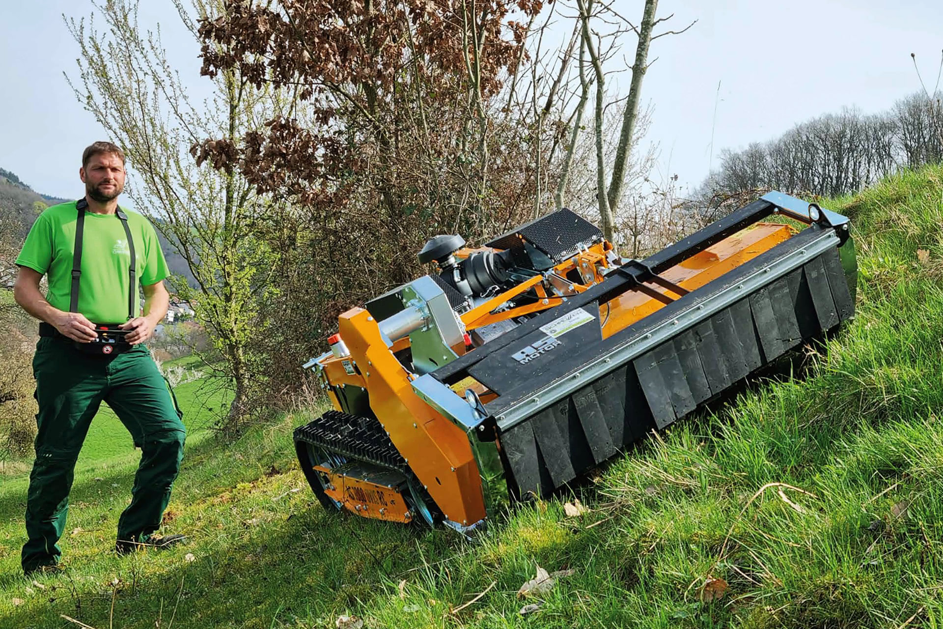 unwegsam-steilhaenge-1920×1280-Eck_Christian_Banner-1-Mähraupe+Eck-RGB Unsere ferngesteuerte Mähraupe wurde speziell für das Mähen an extremen Hanglagen entwickelt