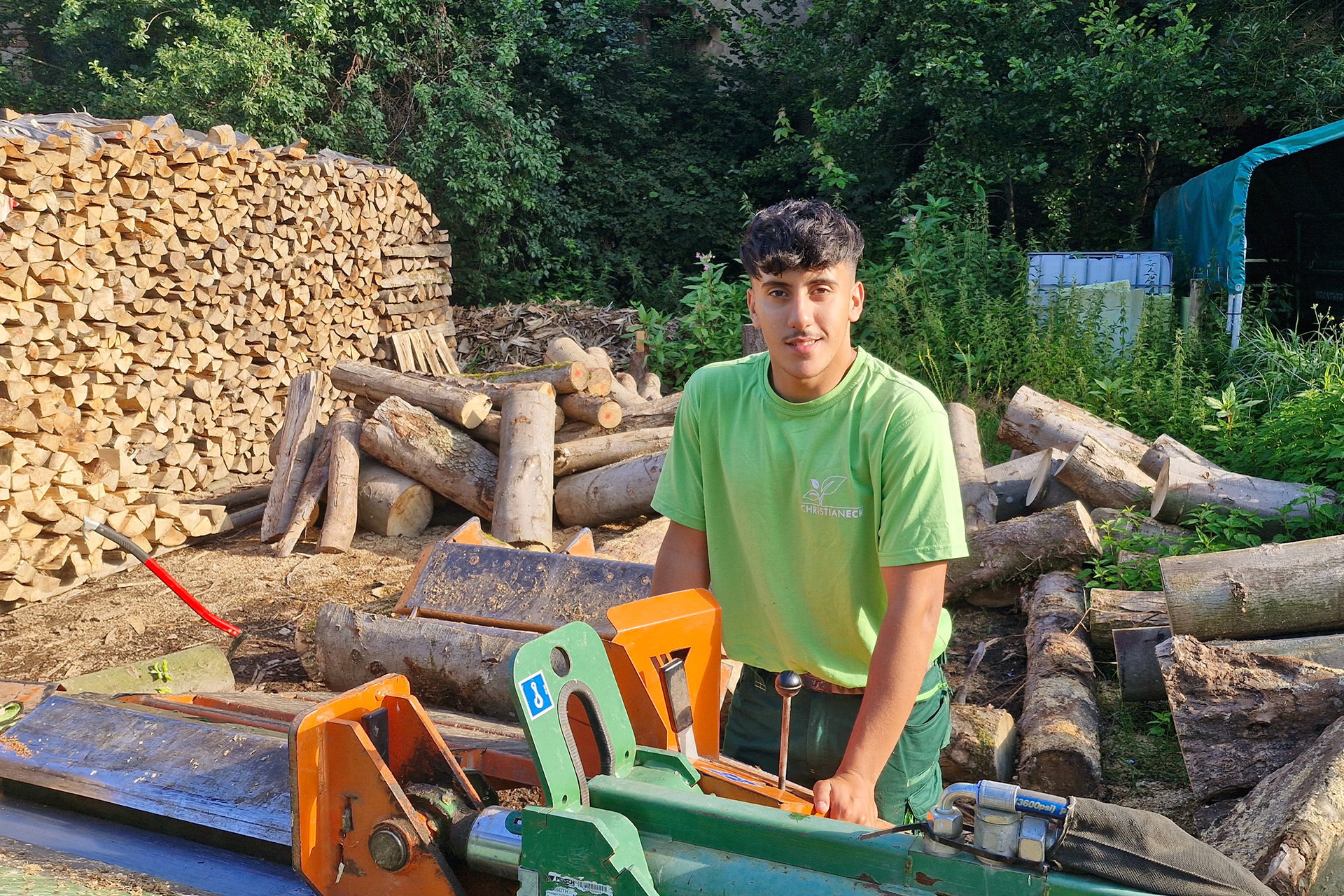 Brennholz wird gesägt und gespalten im Odenwald